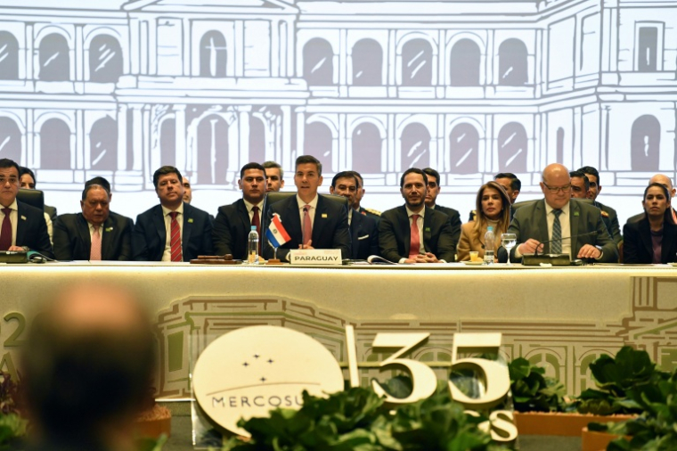 Le président paraguayen Santiago Peña (c), lors du 68e sommet des chefs d'État du Mercosur à Luque, le 30 juin 2026 au Paraguay ( AFP / DANIEL DUARTE )