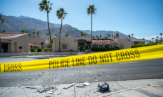 Un ruban de police est visible devant une clinique spécialisée dans la procréation médicalement assistée (PMA) endommagée après l'explosion d'une bombe à l'extérieur du bâtiment à Palm Springs, en Californie, le 17 mai 2025 ( AFP / Gabriel Osorio )