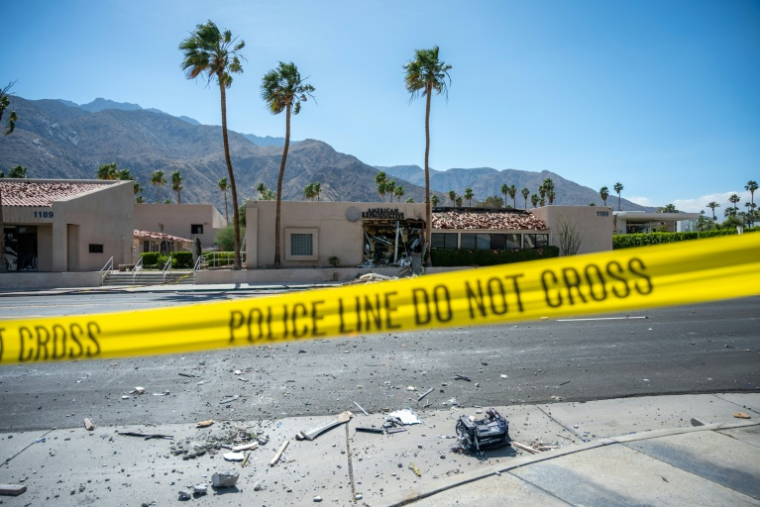Un ruban de police est visible devant une clinique spécialisée dans la procréation médicalement assistée (PMA) endommagée après l'explosion d'une bombe à l'extérieur du bâtiment à Palm Springs, en Californie, le 17 mai 2025 ( AFP / Gabriel Osorio )