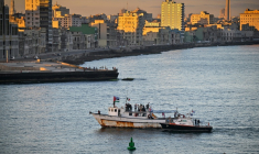 Le bateau Maguro du, convoi international "Nuestra America" transportant de l'aide humanitaire pour Cuba, arrive dans le port de La Havane, le 24 mars 2026 ( AFP / ADALBERTO ROQUE )
