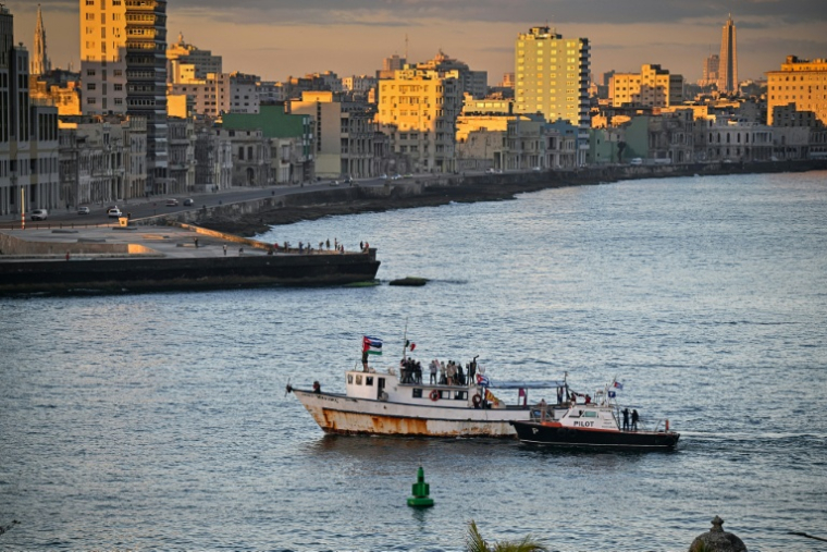 Le bateau Maguro du, convoi international "Nuestra America" transportant de l'aide humanitaire pour Cuba, arrive dans le port de La Havane, le 24 mars 2026 ( AFP / ADALBERTO ROQUE )