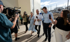 Debra et Martin Robinson, les parents des frères australiens Callum et Jake Robinson, abattus en avril 2024 au Mexique lors d'un séjour de surf, arrivent au tribunal pour le procès des meurtriers présumés, à Ensenada, dans l'État de Basse-Californie, au Mexique, le 7 septembre 2026 ( AFP / Guillermo Arias )