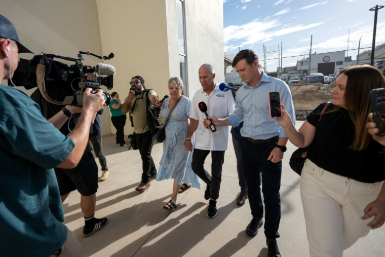 Debra et Martin Robinson, parents des deux surfeurs australiens tués au Mexique en 2024, arrivent au tribunal d'Ensenada pour assister au procès des meurtriers présumés, le 7 septembre 2026 ( AFP / Guillermo Arias )