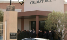 Des parents et des proches d'Alain Orsoni se retrouvent au crématorium pour ses obsèques, le 17 janvier à Ajaccio  ( AFP / Pascal POCHARD-CASABIANCA )