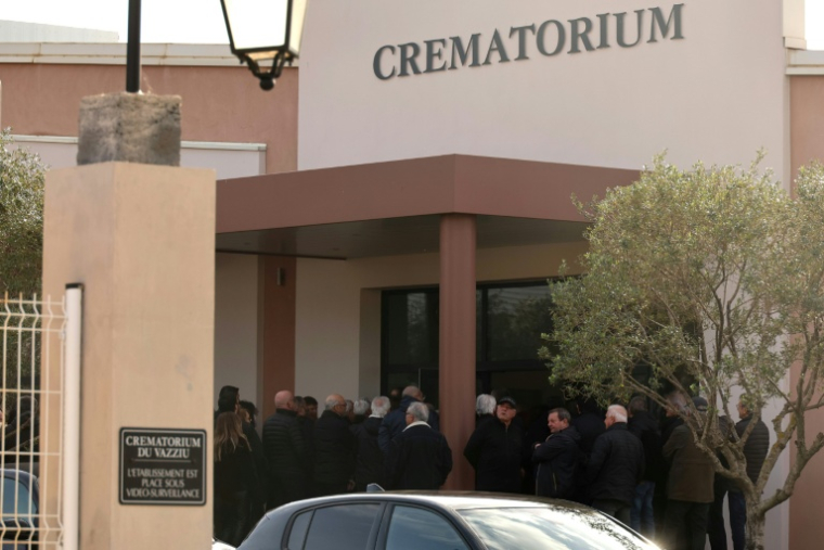 Des parents et des proches d'Alain Orsoni se retrouvent au crématorium pour ses obsèques, le 17 janvier à Ajaccio  ( AFP / Pascal POCHARD-CASABIANCA )