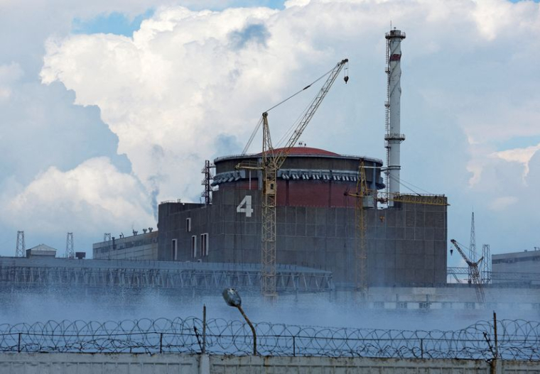 L'UKRAINE CIBLE DES SOLDATS RUSSES ACCUSÉS DE MENACER UNE CENTRALE NUCLÉAIRE