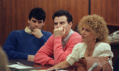 Erik Menendez (c) et son frère Lyle (g), devant un tribunal à Beverly Hills, le 12 août 1991 ( AFP / MIKE NELSON )