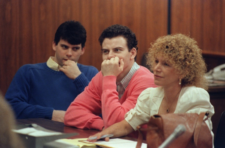 Erik Menendez (c) et son frère Lyle (g), devant un tribunal à Beverly Hills, le 12 août 1991 ( AFP / MIKE NELSON )