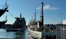 Photo prise le 31 juillet 2026 et fournie par la Fondation Paul Watson le 1er août 2026 montrant à droite le Bandero, navire de la Fondation, flanqué à gauche par un bateau des garde-côtes islandais, dans le port de Reykjavik ( CAPTAIN PAUL WATSON FOUNDATION UK / Handout )