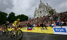 Le maillot jaune Tadej Pogacar et le Belge Wout Van Aert passent devant la basilique du Sacré-Cœur sur la Butte Montmartre, lors de la 21e et dernière étape du Tour de France, le 27 juillet 2025 ( AFP / Loic VENANCE )