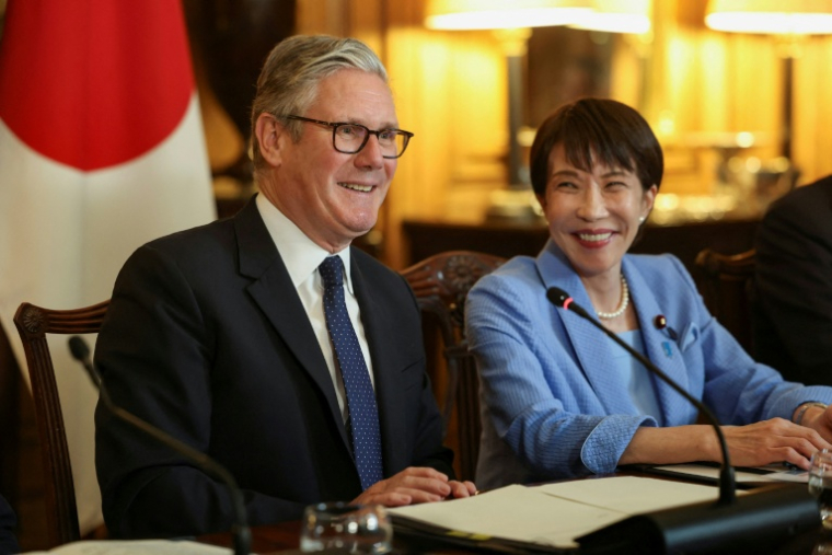 Le Premier ministre britannique Keir Starmer (g) et la Première ministre japonaise Sanae Takaichi participent à une table ronde d'entreprises à Downing Street, le 14 juin 2026 à Londres. ( POOL / Toby Shepheard )