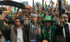 Des Yéménites brandissent des armes et des poignards lors d'un rassemblement de solidarité avec les Palestiniens de Gaza et contre Israël et les Etats-Unis, à Sanaa, le 29 août 2025 ( AFP / Mohammed HUWAIS )