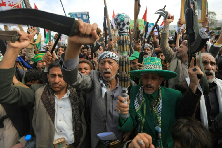 Iemenitas empunham armas e punhais em uma manifestação de solidariedade com os palestinos de Gaza e contra Israel e os Estados Unidos em Saná, em 29 de agosto de 2025 ( AFP / Mohammed HUWAIS )