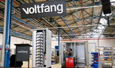 Un employé assemble un module de stockage de batteries  sur le site de production de Voltfang, à Aix-la-Chappelle, le 19 août 2025 en Allemagne ( AFP / Ina FASSBENDER )