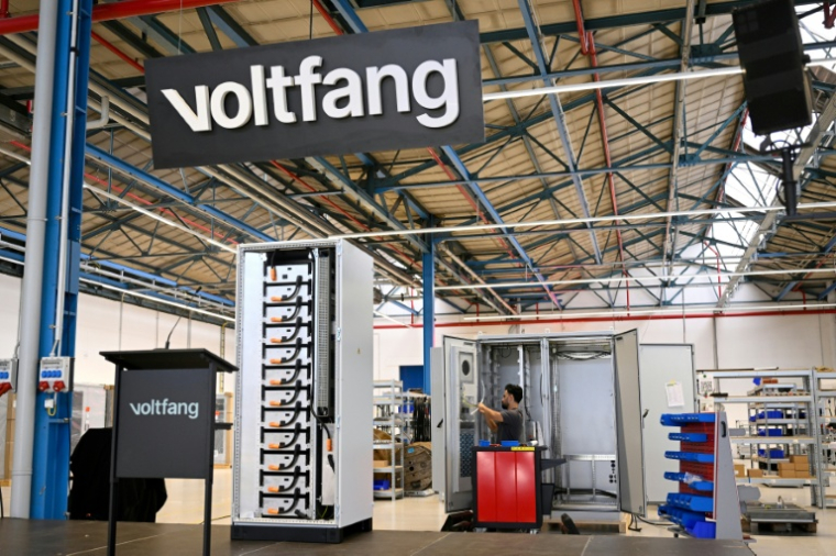 Un employé assemble un module de stockage de batteries  sur le site de production de Voltfang, à Aix-la-Chappelle, le 19 août 2025 en Allemagne ( AFP / Ina FASSBENDER )