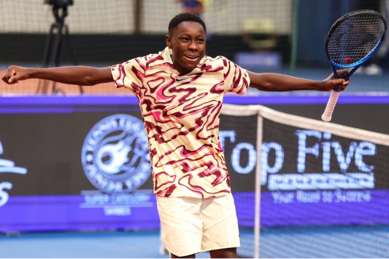 Le joueur de tennis français Moïse Kouame célèbre sa victoire après avoir battu le Bulgare Aleksandar Tolev au deuxième tour de la 41e édition du tournoi "Les Petits As" à Tarbes, le 25 janvier 2023 ( AFP / Charly TRIBALLEAU )