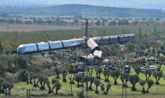 Des secouristes sur les lieux d’une collision entre un train à grande vitesse Renfe AVE et un train Iryo, entre Urda et Los Yébenes, dans la province de Tolède, le 28 octobre 2026 en Espagne ( AFP / JAVIER SORIANO )