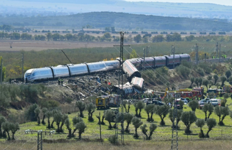 Des secouristes sur les lieux d’une collision entre un train à grande vitesse Renfe AVE et un train Iryo, entre Urda et Los Yébenes, dans la province de Tolède,  le 28 octobre 2026 en Espagne ( AFP / JAVIER SORIANO )