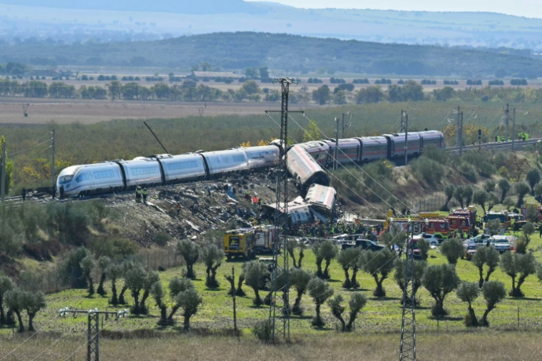 Des secouristes sur les lieux d’une collision entre un train à grande vitesse Renfe AVE et un train Iryo, entre Urda et Los Yébenes, dans la province de Tolède,  le 28 octobre 2026 en Espagne ( AFP / JAVIER SORIANO )