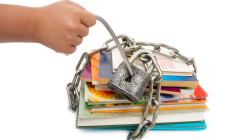 Depuis ses origines, la littérature adressée à la jeunesse est une «littérature sous surveillance». (crédit : Adobe Stock)