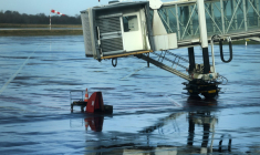 Cette photo prise à Guipavas (ouest de la France) montre le tarmac vide de l'aéroport de Brest en Bretagne, le 31 décembre 2023. ( AFP / FRED TANNEAU )