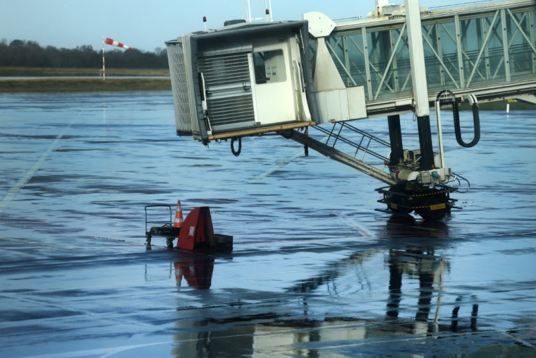 Cette photo prise à Guipavas (ouest de la France) montre le tarmac vide de l'aéroport de Brest en Bretagne, le 31 décembre 2023. ( AFP / FRED TANNEAU )