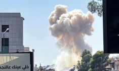 De la fumée s'élève après des frappes israéliennes sur le secteur du QG de l'armée syrienne et du ministère de la Défense à Damas, le 16 juillet 2025 ( AFP / Rami al SAYED )