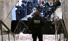 Un agent du Secret Service dans les couloirs de l'hôtel Hilton, à Washingon DC, où s'est tenu un gala pour la presse le 25 avril 2026 ( AFP / Alex WROBLEWSKI )