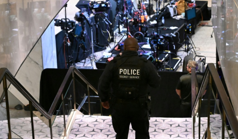 Un agent du Secret Service dans les couloirs de l'hôtel Hilton, après que des coups de feu ont été entendus lors du dîner des correspondants de la Maison Blanche à Washington, le 25 avril 2026 ( AFP / Alex WROBLEWSKI )