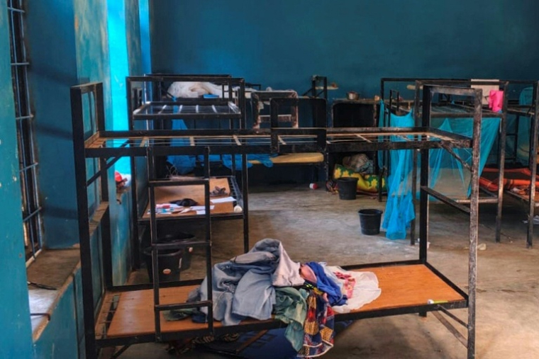 Photo prise le 21 novembre 2025 et fournie le 22 novembre 2025 par le révérend nigérian Bulus Dauwa Yohanna, montrant des lits vides et des affaires éparpillées dans un dortoir d'élèves à l'école catholique Saint Mary de Papiri (Nigeria) après un enlèvement de masse ( Christian Association of Nigeria (CAN) / Bulus Dauwa Yohanna )