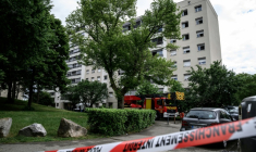 Des pompiers et policiers près d'un immeuble où s'est déclenché un incendie criminel à Décines-Charpieu, près de Lyon, le 11 mai 2026 ( AFP / JEFF PACHOUD )