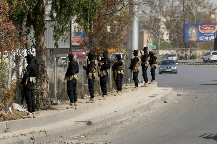 Des forces gouvernementales syriennes en faction sur la route menant à l'aéroport, à Jaramana, près de Damas, le 29 avril 2025 ( AFP / Rami al SAYED )