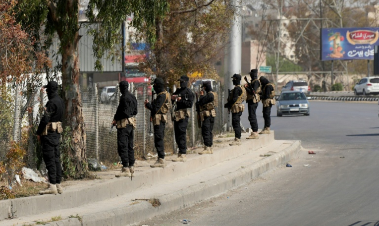 Des forces gouvernementales syriennes en faction sur la route menant à l'aéroport, à Jaramana, près de Damas, le 29 avril 2025 ( AFP / Rami al SAYED )