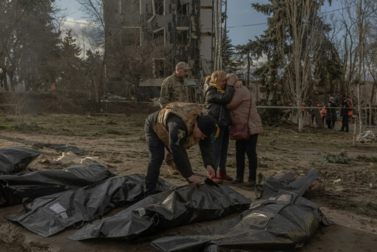 Un policier montre le visage d'une victime d'un missile russe tombé sur la ville d'Izyum, dans la région de Kharkiv, le 4 février 2025 ( AFP / Roman PILIPEY )
