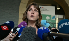 Manon Lemoine répond à des journalistes à la fin du procès Le Scouarnec, le 28 mai 2025 à Vannes  ( AFP / Damien Meyer )