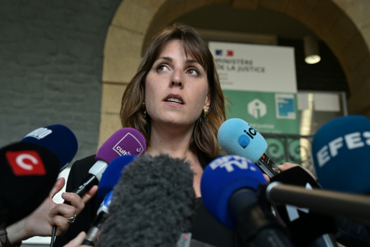 Manon Lemoine répond à des journalistes à la fin du procès Le Scouarnec, le 28 mai 2025 à Vannes  ( AFP / Damien Meyer )