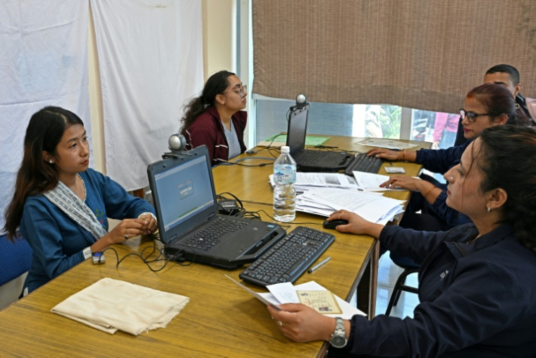 Des jeunes s'inscrivent sur les listes électorales pour les prochaines élections parlementaires au Népal, le 13 octobre 2025 à Katmandou ( AFP / Prakash MATHEMA )