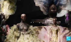 Paris haute couture : Rihanna, Jennifer Lopez et Laetitia Casta au premier rang des défilés