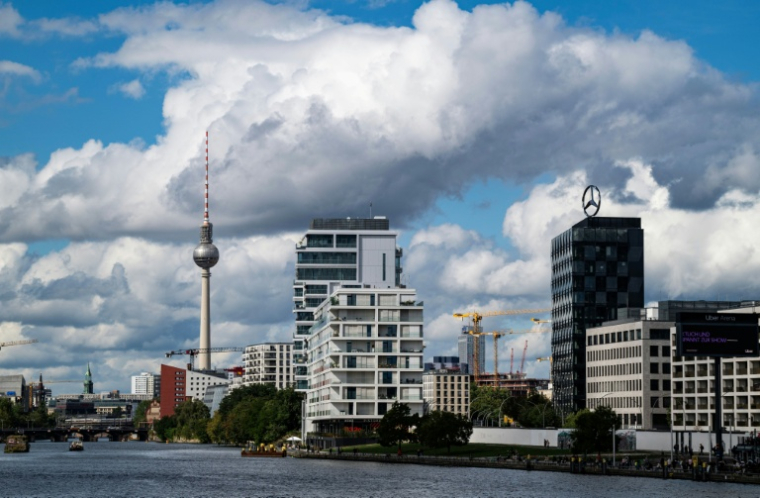 La rive droite de la Spree à Berlin, le 14 septembre 2025, est l'épicentre des clubs nés après la chute du mur et dont la survie est pour beaucoup menacée ( AFP / John MACDOUGALL )