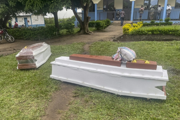 Des cercueils sur la pelouse d'un hôpital de Rwampara après que des manifestants, ne pouvant avoir accès aux corps de leurs proches décédés du virus Ebola, y ont mis le feu, le 21 mai 2026 en RDC ( AFP / Seros MUYISA )