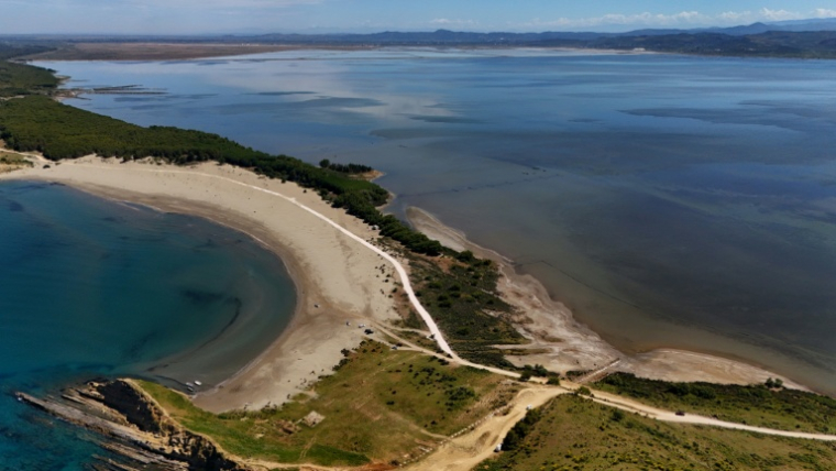 Plan aérien de la plage d'une réserve naturelle protégée sur la côte albanaise à Zvërnec, le 6 juin 2026  ( AFP / Adnan Beci )