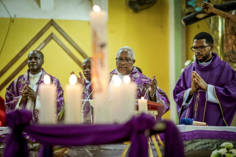 L'archevêque de Dar es Salaam Jude Thaddaeus Ruwa'ichi lors d'un office dédié aux morts des manifestations électorales réprimées dans le sang fin octobre, le 10 novembre 2025 à Dar es Salaam ( AFP / - )