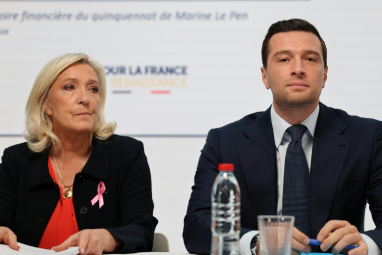 Marine Le Pen (g), candidate du Rassemblement national (RN) à  la présidentielle de 2027, et Jordan Bardella, président du RN, lors d’une conférence de presse pour présenter le contre-budget du parti pour 2027, le 6 octobre 2026 à Paris ( AFP / MEHDI FEDOUACH )
