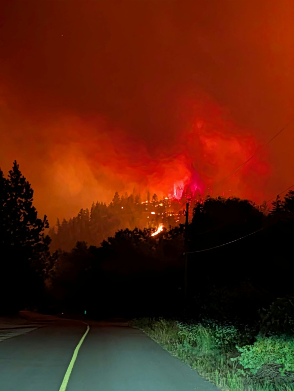 Photo prise le 7 août 2026 et diffusée le lendemain par le Service canadien de la faune de Colombie-Britannique montrant un incendie de forêt en cours près de Summerland, dans l’ouest du Canada ( BC Wildfire Service / Handout )