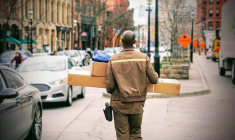 Pour lutter contre Amazon, un député de la majorité propose de taxer les livraisons de colis à domicile (Crédits photo : Unsplash - Maarten Van Den Heuvel )