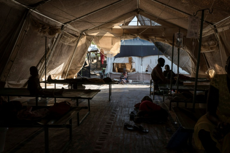Des personnes atteintes de choléra se reposent dans un hôpital spécialisé près d'un camp de déplacés à Mingkaman, au Soudan du Sud, en 2017 ( AFP / Fabio BUCCIARELLI )