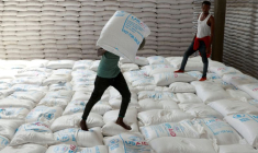 Des ouvriers déchargent des sacs de céréales provenant de l'aide alimentaire envoyée d'Ukraine à l'entrepôt du Programme alimentaire mondial (WFP) dans la ville d'Adama, en Éthiopie