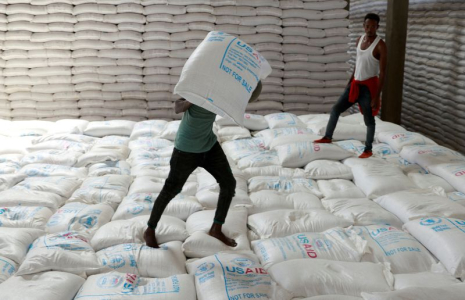 Des ouvriers déchargent des sacs de céréales provenant de l'aide alimentaire envoyée d'Ukraine à l'entrepôt du Programme alimentaire mondial (WFP) dans la ville d'Adama, en Éthiopie