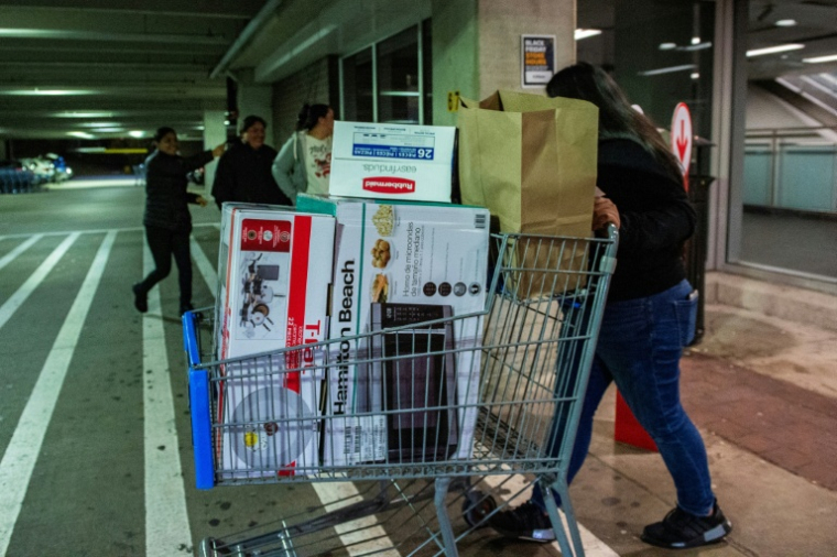 Une consommatrice à la sortie d'un hypermarché Walmart à Saugus (Massachusetts) ( AFP / JOSEPH PREZIOSO )