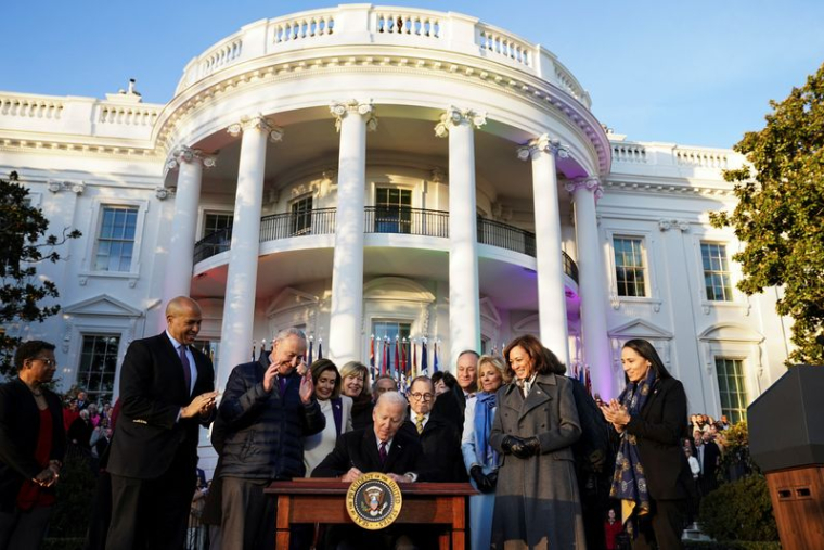 Le président américain Biden signe la "loi sur le respect du mariage" à la Maison Blanche à Washington